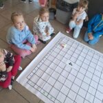 Dzieci grające w grę matematyczną