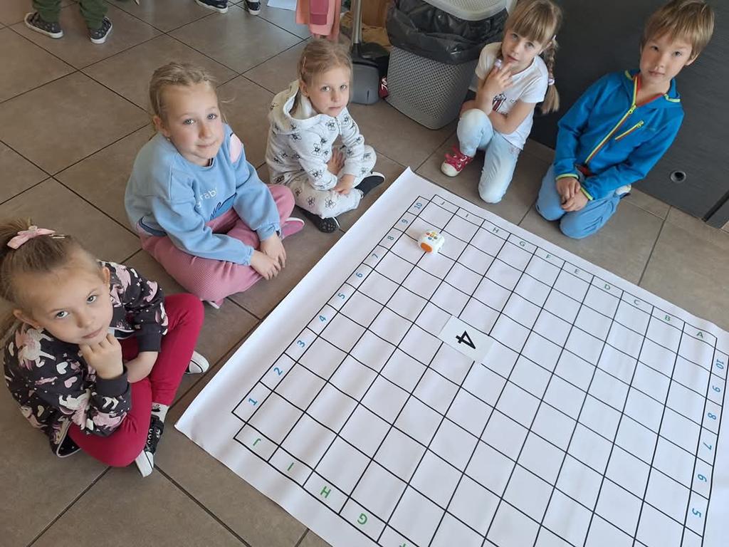 Dzieci grające w grę matematyczną