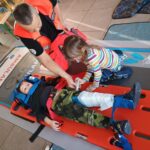 Dzieci pod warsztatów pierwszej pomocy
