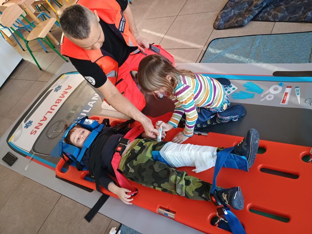 Dzieci pod warsztatów pierwszej pomocy